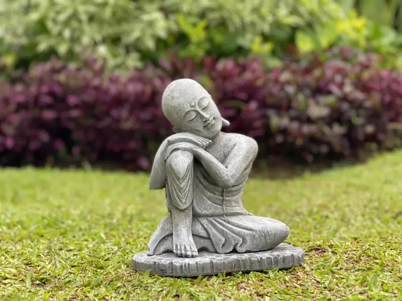 Product image 1 of the product “Amar - Buddha relax - right knee up. 25cm H | cast stone ”